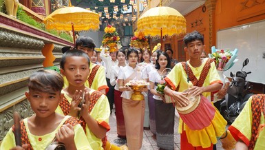 Nghi thức nhiễu y ba vòng quanh chánh điện chùa Candaransi