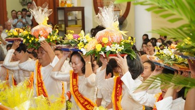 Phật tử thực hiện nghi thức dâng y Kathina lên chư Tăng tại chùa Kỳ Viên, P.Bàn Cờ, TP.HCM