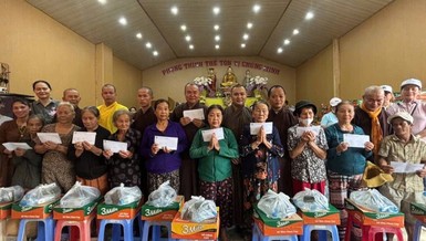 Ban Hướng dẫn Phật tử GHPGVN TP.Đà Nẵng tặng quà đến bà con tại xã Thượng Đức