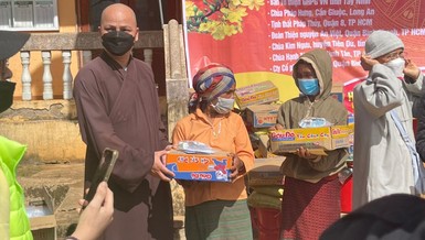 Phật giáo quận 6 trao tặng quà cho người dân ở tỉnh Thừa Thiên Huế và Quảng Trị vui xuân đón tết 