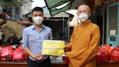 Hòa thượng Thích Chơn Không trao tiền đến Quỹ "Vì người nghèo" phường 6, quận 5 