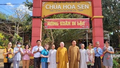 Đoàn Ban Hướng dẫn Phật tử Trung ương chúc Tết đồng bào tại tỉnh Bình Phước - Ảnh: Phước Ngô