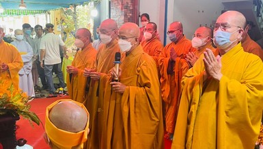 Chư tôn đức Ban Trị sự Phật giáo TP.HCM cầu nguyện trước Giác linh đài