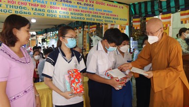 Hòa thượng Thích Chơn Không trao tặng 16 suất học bổng cho các em học sinh năm học 2022-2023