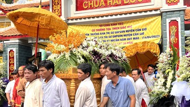 Phụng tống kim quan Thượng tọa Thích Giác Huệ đến nơi trà-tỳ - Ảnh: PGCG