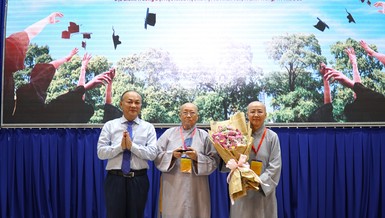 TS. Phan Thanh Định đại diện nhà trường tặng hoa tri ân