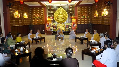 Phật tử về chùa Long Phước quây quần bên Sư phụ, phổ trà và lắng nghe trải lòng của nhau trong ngày mùng 3 Tết - Ảnh: H.Ý/BGN