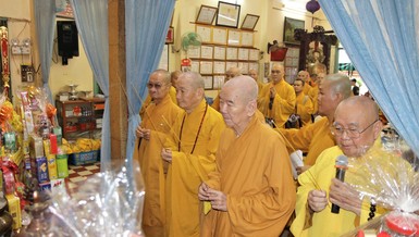 Chư tôn giáo phẩm dâng hương tưởng niệm Hòa thượng Thích Minh Đức - khai sơn chùa Thiên Tôn 