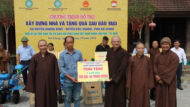 Đoàn đã tặng 13 căn nhà và 500 phần quà, với tổng trị giá hơn 1,7 tỷ đồng đến người dân bị ảnh hưởng do bao lũ