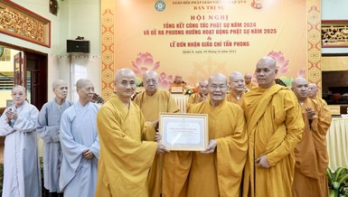 Ban Trị sự GHPGVN TP.HCM trao Bằng tuyên dương công đức đến tập thể Ban Trị sự GHPGVN Q.6 