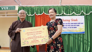 Hòa thượng Thích Thiện Nghĩa, đại diện Phật tử Như Phú trao 20 suất học bổng tại Trường Tiểu học Ea Bông (X.Ea Bông)