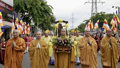 Trang nghiêm và thành kính trong Lễ rước Phật đản sinh từ tịnh xá Lộc Uyển về chùa Tuyền Lâm - Ảnh: H.Y 