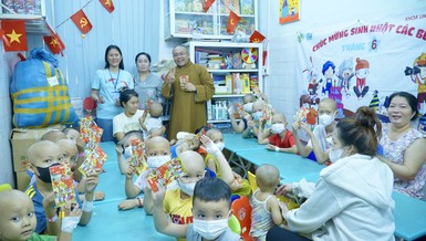 Trên tay là ống tiêm, trong tim là nụ cười và bao lì-xì đỏ thắm tình thương