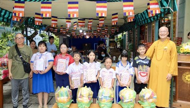 Ban Tổ chức tặng 16 phần học bổng cho học sinh, sinh viên vượt khó 