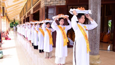 Phật tử nhiễu y quanh chánh điện tịnh xá Ngọc Chơn