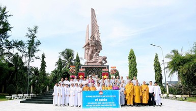 Đoàn chụp ảnh lưu niệm tại Khu Truyền thống Cuộc tổng tiến công và nổi dậy Xuân Mậu Thân 1968 (H.Bình Chánh)