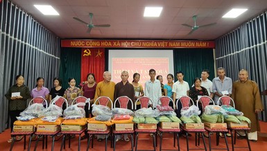 Đoàn Ban Từ thiện xã hội Phật giáo tỉnh Bình Thuận trao quà đến bà con tại tỉnh Tuyên Quang