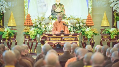 Trưởng lão Hòa thượng Thích Minh Thông chia sẻ các vấn đề Giới luật đến gần 800 Tăng Ni tại TP.HCM - Ảnh: Quảng Đạo/BGN