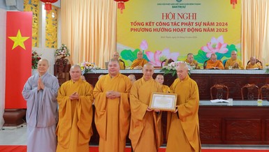 Hòa thượng Thích Nhựt Hỷ trao Bằng tuyên dương công đức đến tập thể Ban Trị sự GHPGVN Q.Bình Thạnh