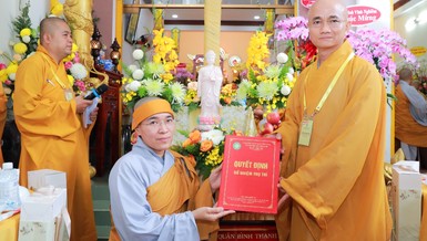 Thượng tọa Thích Thiện Quý trao quyết định bổ nhiệm Sư cô Thích nữ Tâm Đạo trụ trì Pháp Hoa thiền viện (Q.Bình Thạnh, TP.HCM)