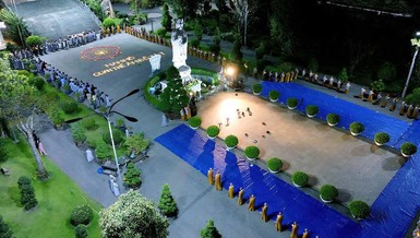 Thiền hành quanh thánh tượng Quán Thế Âm Bồ-tát trước khuôn viên chùa Thanh Tâm 