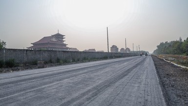 Con đường chính dẫn vào Cơ sở II - Học viện Phật giáo VN tại TP.HCM đang được trải nhựa - Ảnh: Nguyên Tài/BGN