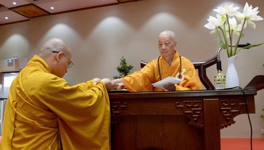 Đức Pháp chủ GHPGVN trao học bổng Đức Nhuận đến chư Tăng nghiên cứu sinh khoa Phật học thuộc Học viện Phật giáo VN tại TP.HCM - Ảnh: Bảo Toàn/BGN