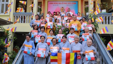 Niềm vui của Phật tử tại chùa Phước Bửu khi nhận được lá cờ Phật giáo nhân dịp Đại lễ Phật đản - Vesak 2025 - Ảnh: Pháp Bảo Khiêm