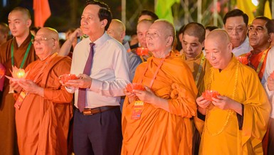 Chư tôn đức, đại biểu thực hiện nghi thức thắp hoa đăng cầu hòa bình thế giới