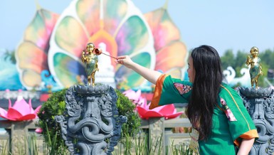 Đại biểu tham dự Đại lễ Vesak Liên Hiệp Quốc 2025 thực hiện nghi thức Tắm Phật - Ảnh: Trung Thắng