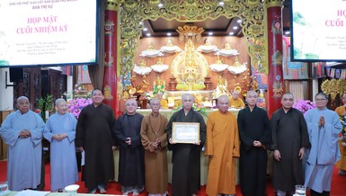 Ban Trị sự GHPGVN TP.HCM tặng Bằng tuyên dương công đức đến tập thể Ban Trị sự Phật giáo Q.Phú Nhuận