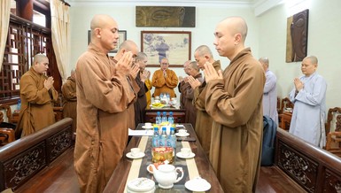 Niệm Phật cầu gia hộ - Ảnh: Nguyên Tài/BGN