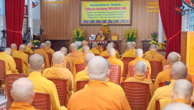 Trưởng lão Hòa thượng Thích Minh Chơn sách tấn chư hành giả an cư chùa Giác Nguyên (xã Xuân Thới Sơn, TP.HCM) - Ảnh: Nguyên Tài/BGN