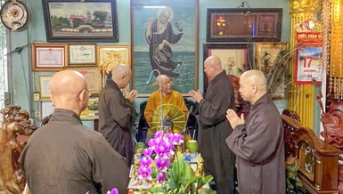 Hòa thượng Thích Lệ Trang cùng chư tôn đức vấn an Trưởng lão Hòa thượng Thích Như Niệm, Phó Thư ký Hội đồng Chứng minh, Chứng minh Ban Trị sự GHPGVN TP.HCM