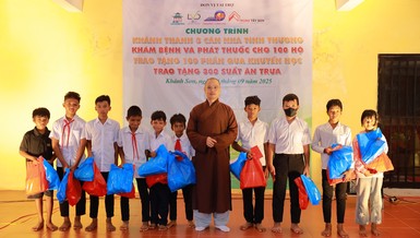 Đại đức Thích Nguyên Bình, phó trụ trì chùa Diệu Pháp tặng quà đến các em học sinh dân tộc Raglai hiếu học