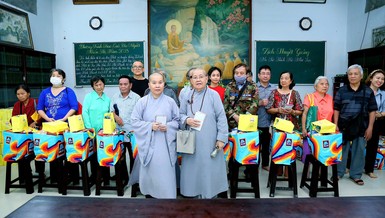 Tặng quà đến người khiếm thị tại TP.HCM