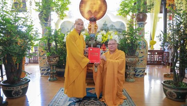 Thượng tọa Thích Thiện Quý trao quyết định bổ nhiệm trụ trì chùa Long Vân đến Đại đức Thích Bửu Đăng - Ảnh: Nguyên Tài/BGN