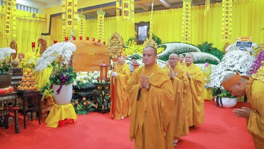 Chư tôn đức hữu nhiễu kim quan tưởng niệm Trưởng lão Hòa thượng Thích Trí Tịnh - Phó Pháp chủ GHPGVN tân viên tịch - Ảnh: Nguyên Tài/BGN