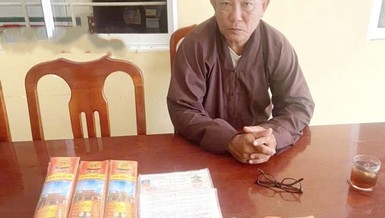 Đối tượng giả danh tu sĩ chùa Phước An (xã Gia thuận, tỉnh Đồng Tháp) đi bán nhang, kêu gọi từ thiện trong buổi làm việc tại cơ quan công an - Ảnh: CAND