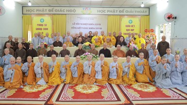 Tăng Ni sinh Lớp Sơ cấp Phật học Tân Bình lưu niệm cùng chư tôn đức - Ảnh: Nguyên Tài/BGN