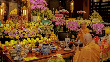 Môn đồ đệ tử dâng phạn thực cúng dường Trưởng lão Hòa thượng Thích Bửu Huệ - Ảnh: Tâm Quý