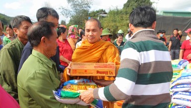Đại đức Thích Giác Nhường - trụ trì tịnh xá Ngọc Đạt trao quà cho bà con nghèo