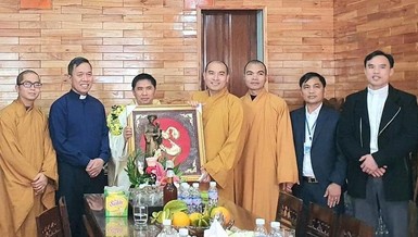 Đoàn Phật giáo huyện Yên Thành thăm và chúc tết Linh mục chánh xứ Lâm Xuyên