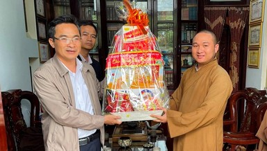 Ông Nguyễn Phi Hùng - Phó Chủ tịch Thường trực Ủy ban MTTQ Việt Nam tỉnh Quảng Nam chúc tết tại chùa Linh Bửu (xã Tam Thăng, TP.Tam Kỳ)