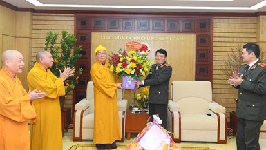 Hòa thượng Thích Thanh Nhiễu - Phó Chủ tịch Thường trực Hội đồng Trị sự GHPGVN tặng hoa chúc mừng Bộ Công an nhân dịp năm mới