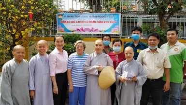 Ni chúng chùa Sắc Tứ Huê Lâm và chính quyền địa phương trong buổi phát quà từ thiện