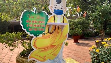 Ngay cổng ra vào chùa Pháp Lâm (TP.Đà Nẵng) và một số điểm chính, nhà chùa cho đặt các tấm biển lớn đề nghị khách ra vào chùa thực hiện các quy định về phòng dịch - Ảnh: Minh Trang