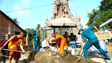 Dân quân tự vệ và Tăng sinh tham gia làm hàng rào chùa Sanvorpothinhen