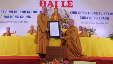 Hòa thượng Thích Thanh Nhiễu trao quyết định bổ nhiệm trụ trì chùa Hưng Khánh cho Đại đức Thích Đồng Phát