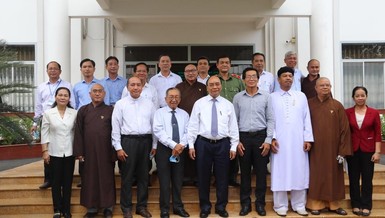 Chủ tịch nước chụp ảnh lưu niệm cùng các chức sắc các tôn giáo trên địa bàn huyện Hóc Môn